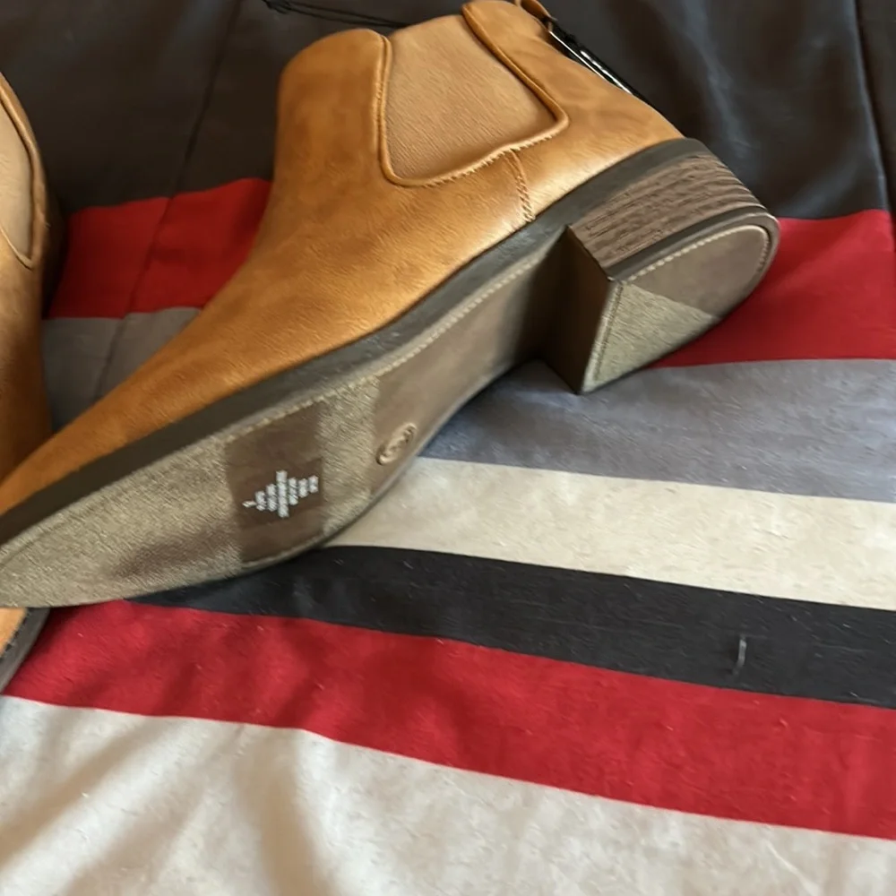 Boots new - Picture 2 of 3